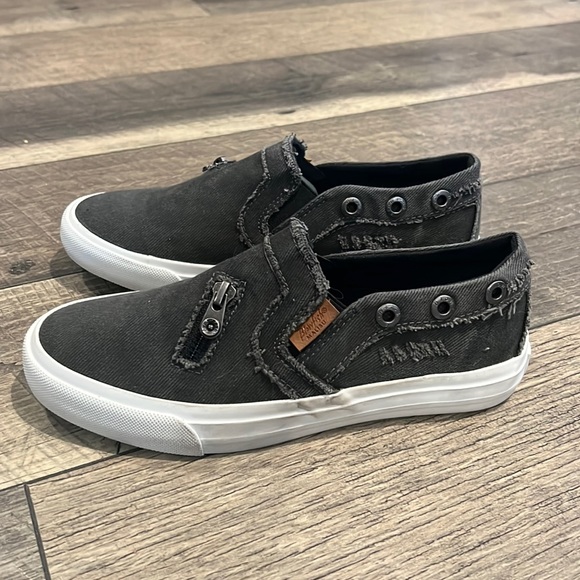 Blowfish Shoes - New Authentic Blowfish Malibu signature slip on sneakers sz 7 display